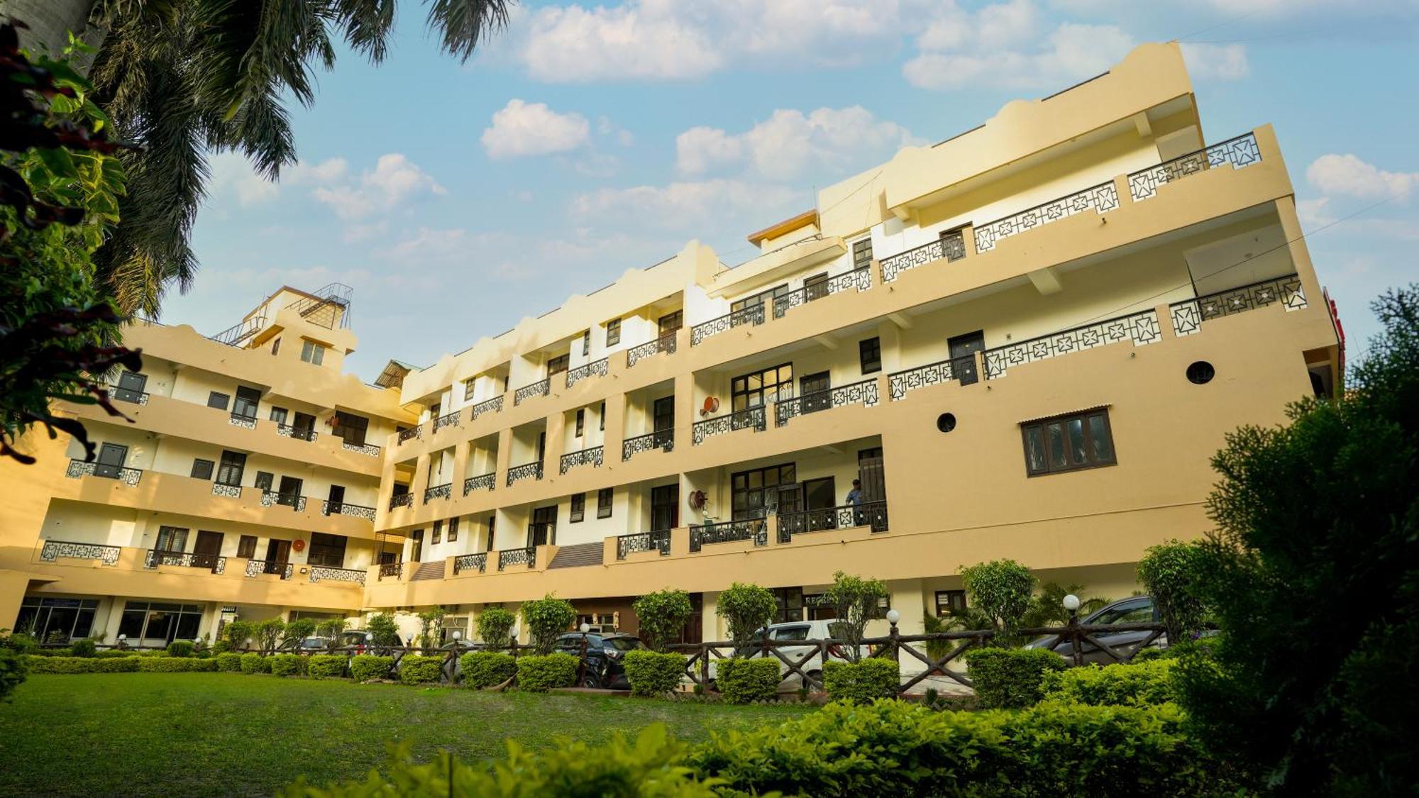 Hotel Neeraj Bhawan- Triveni Ghat Rishīkesh Eksteriør billede