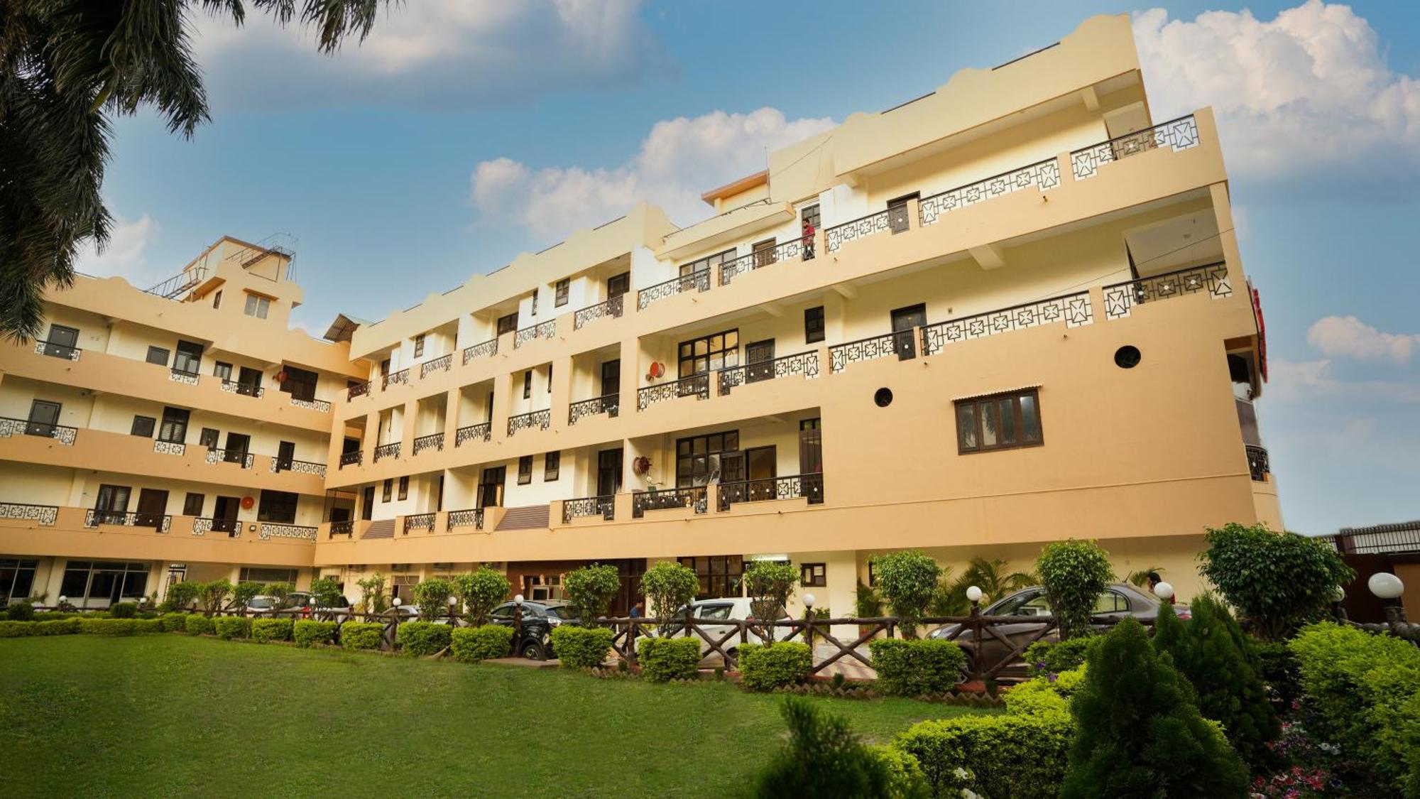 Hotel Neeraj Bhawan- Triveni Ghat Rishīkesh Eksteriør billede