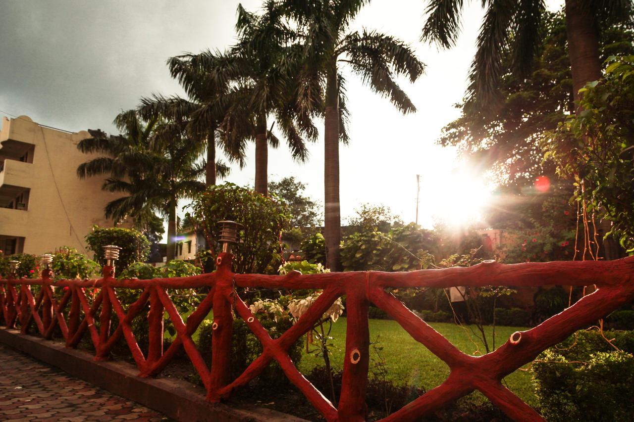 Hotel Neeraj Bhawan- Triveni Ghat Rishīkesh Eksteriør billede