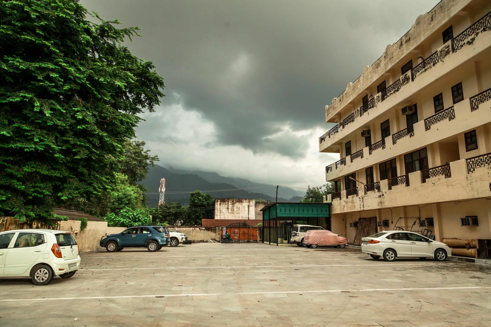 Hotel Neeraj Bhawan- Triveni Ghat Rishīkesh Eksteriør billede